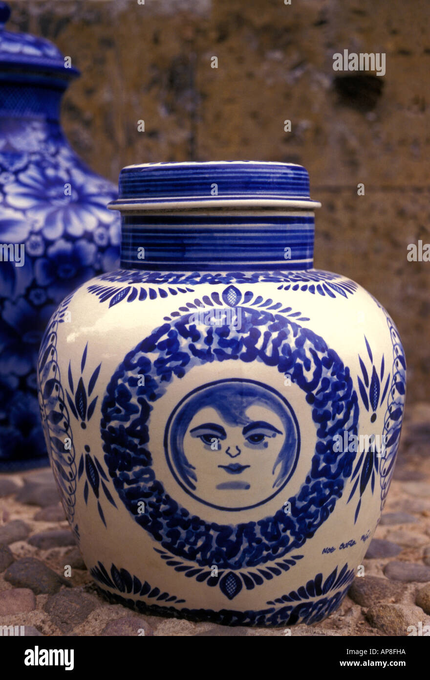 Blaue und weiße Keramik, Töpferei, Keramik, Töpferei, Keramik, Töpferei, Denkmal, hidalgo Gärten, tlaquepaque Jalisco, Mexiko Stockfoto