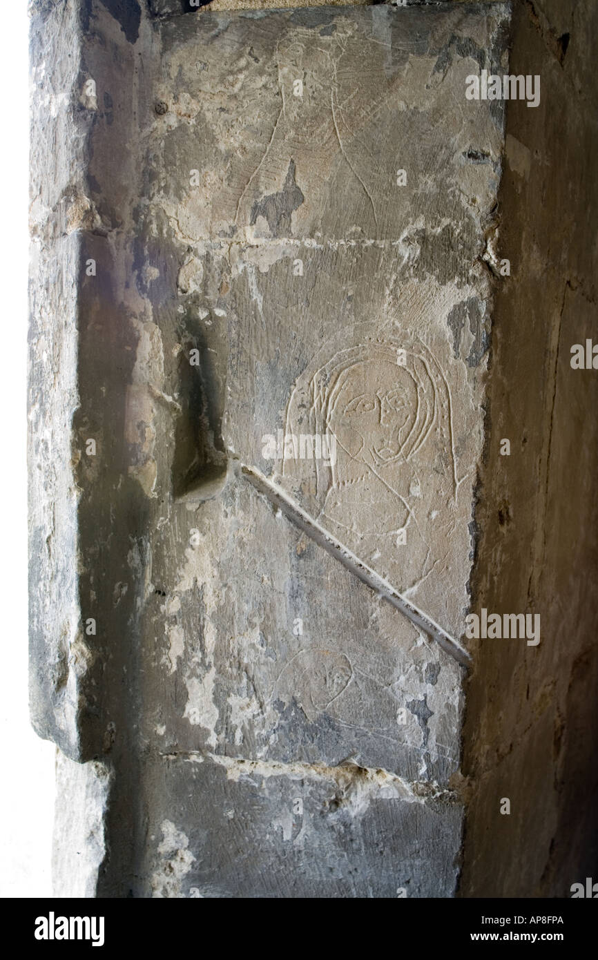 Mittelalterliche Graffiti, die auf einem Fensterrahmen im Skriptorium der Mönche im Blackfriars Priory, Gloucester, Großbritannien, geschnitzt wurden Stockfoto