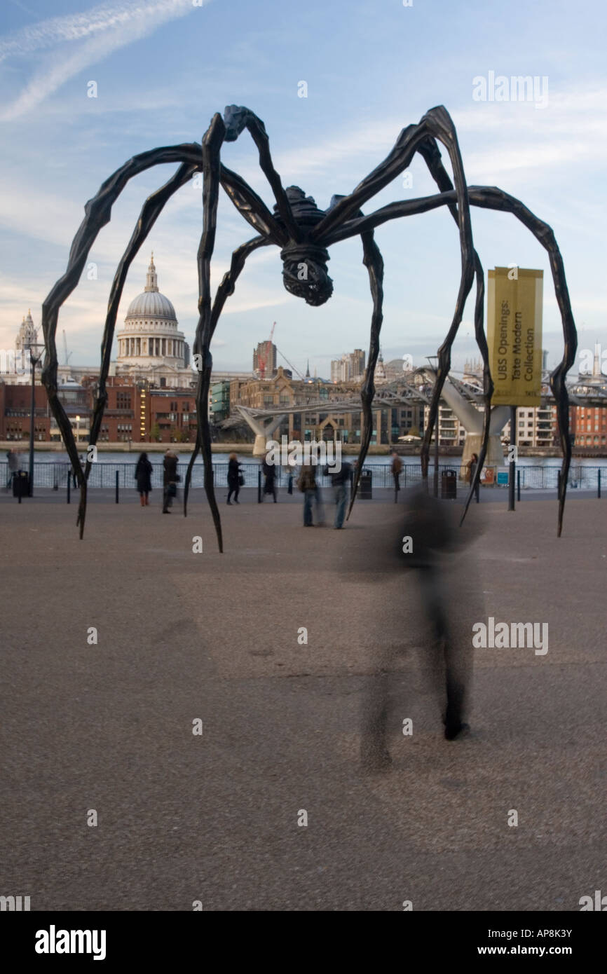 Louise Bourgeois Riesen Arachnid inmitten von St. Pauls und Londons Skyline. Stockfoto