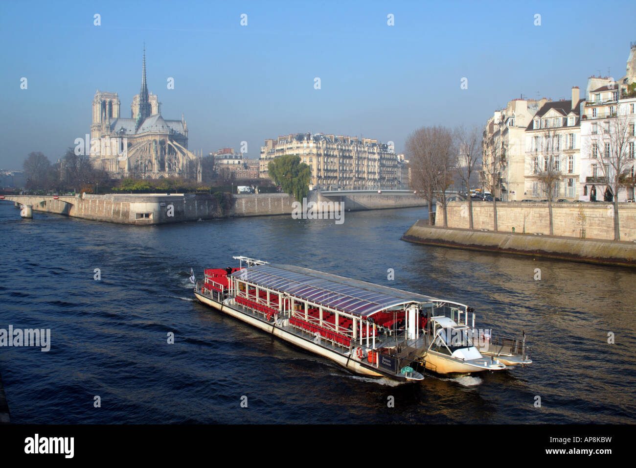Einem Bateau-Mouche übergibt Kathedrale Notre-Dame auf dem Fluss Seine Paris-Frankreich Stockfoto
