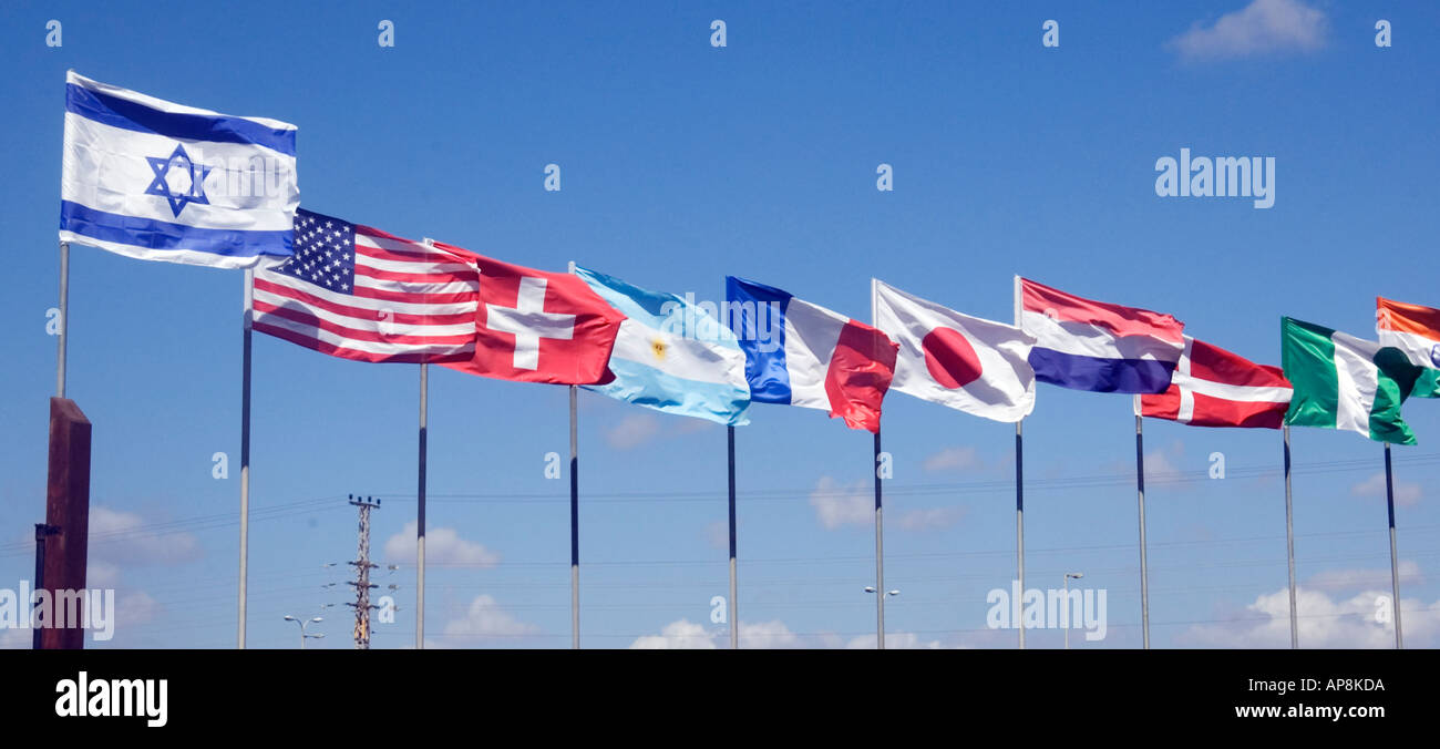 eine Reihe von 10 Flaggen wehten Stockfoto