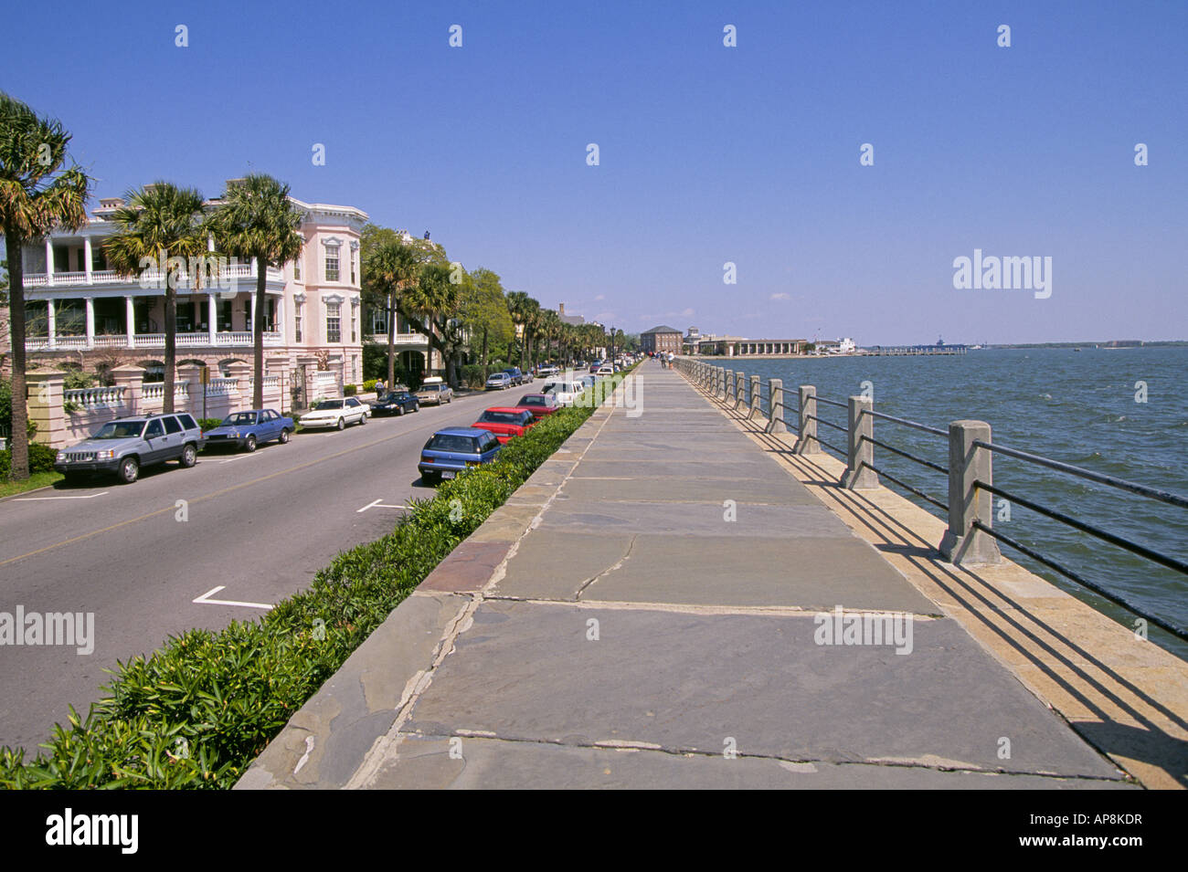 Ein Blick auf die großen Häuser entlang der Strandpromenade, im historischen Viertel von Charleston Stockfoto