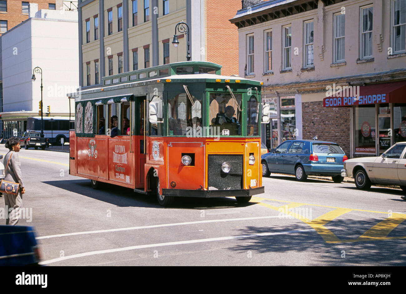Besucher fahren die Old Town Trolley auf Führungen durch die historischen Viertel von Charleston Stockfoto