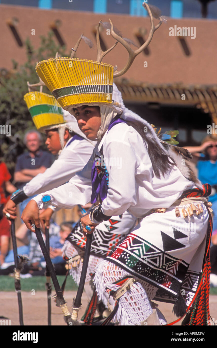 Zuni Pueblo Tänzerinnen ein Reh tanzen Pueblo Indian Cultural Center Albuquerque, New Mexico Stockfoto