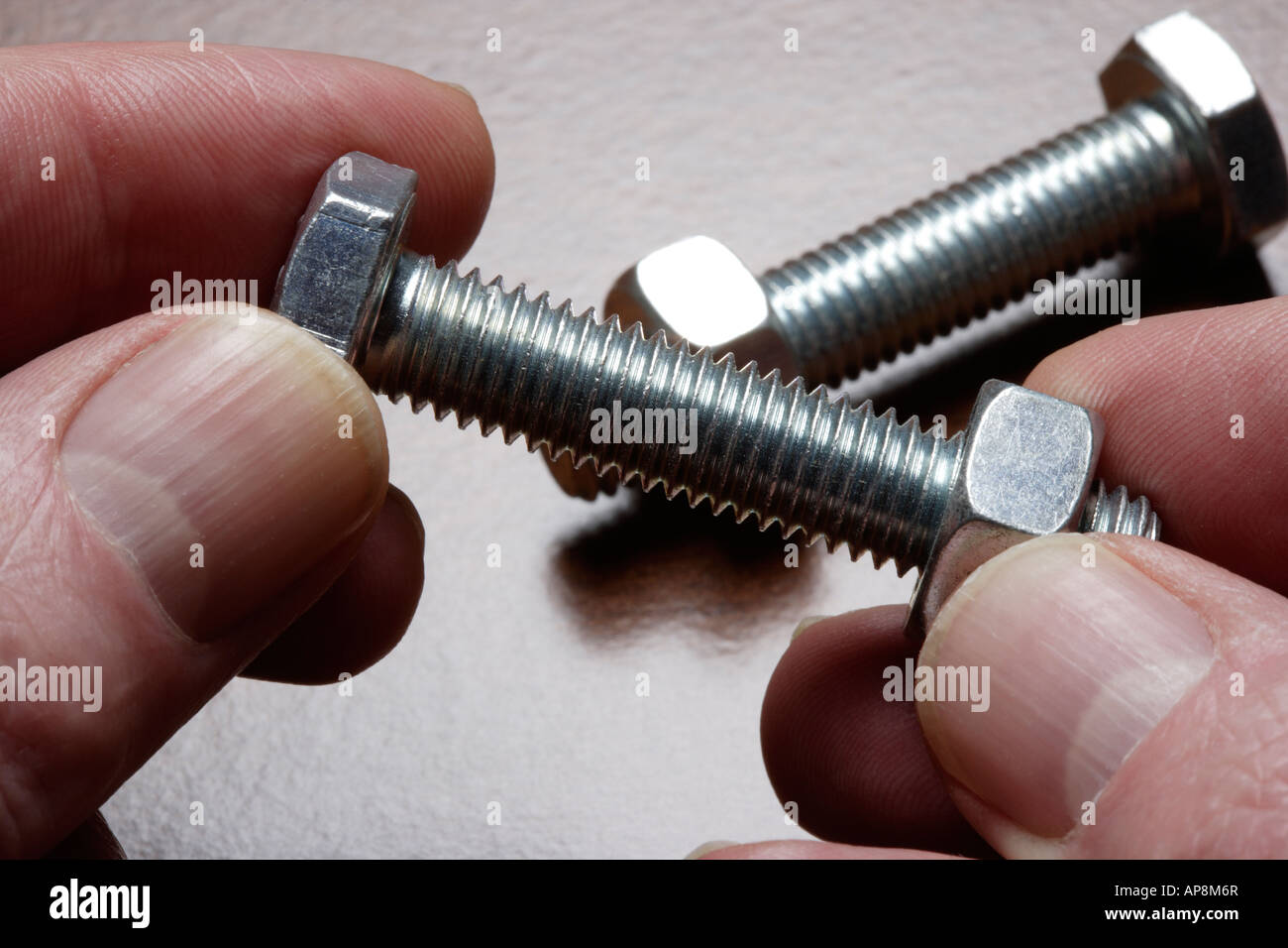 Mann-Überwurfmutter zu Bolzen close-up Stockfoto