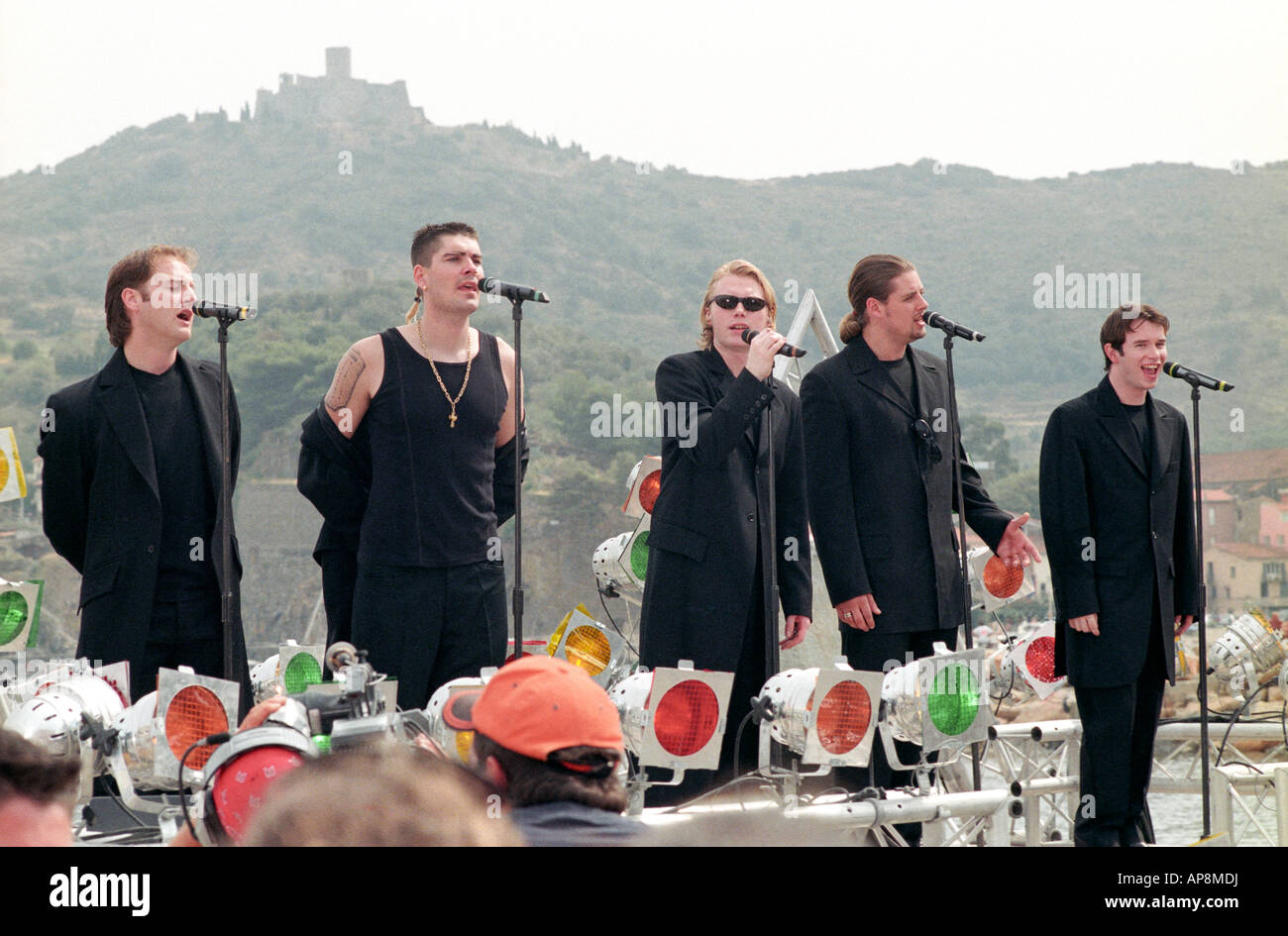 Junge Band Boyzone Durchführung für das französische Fernsehen im Urlaubsort Collioure in 1998 Stockfoto