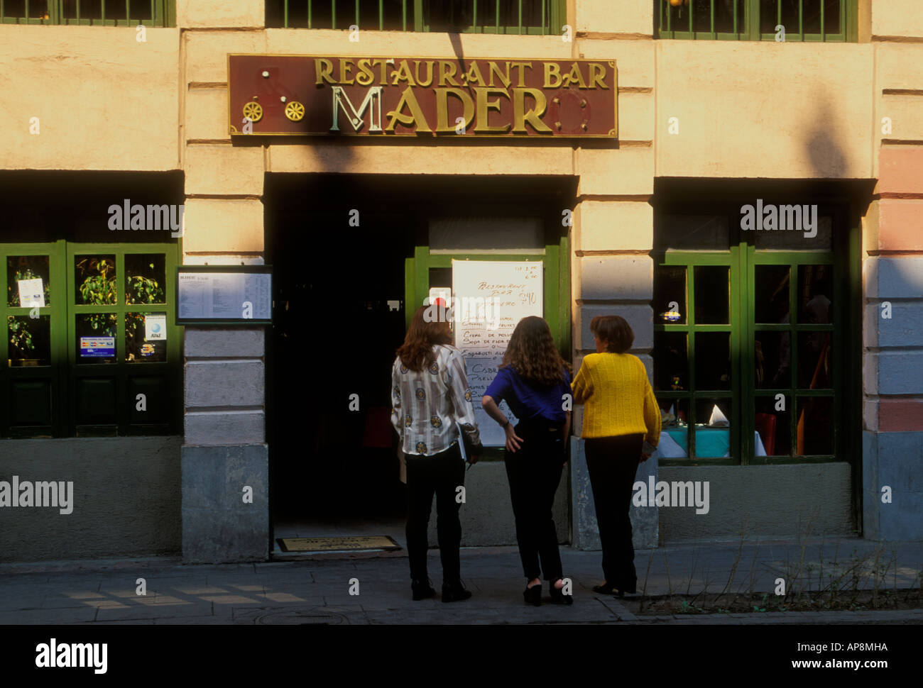 3, 3, Mexikaner, mexikanische Frauen, im Menü suchen, Restaurant Bar Madero, Calle Francisco I Madero, Mexico City, Distrito Federal, Mexiko Stockfoto