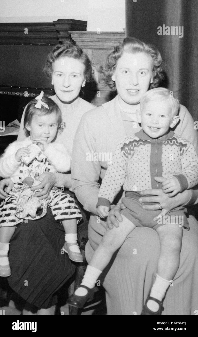 Alte Schwarz Weiss Familienfoto Snap Shot Von Muttern Mit Ihren Kindern Sass Auf Den Knien Um 1950 Stockfotografie Alamy