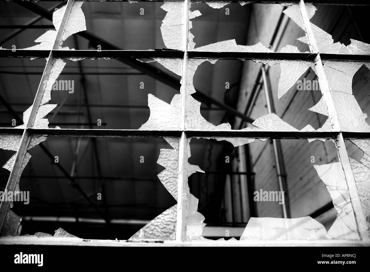 Urban Dcecay: kaputte Fenster in einem Gebäude von Vandalen gezielt Stockfoto
