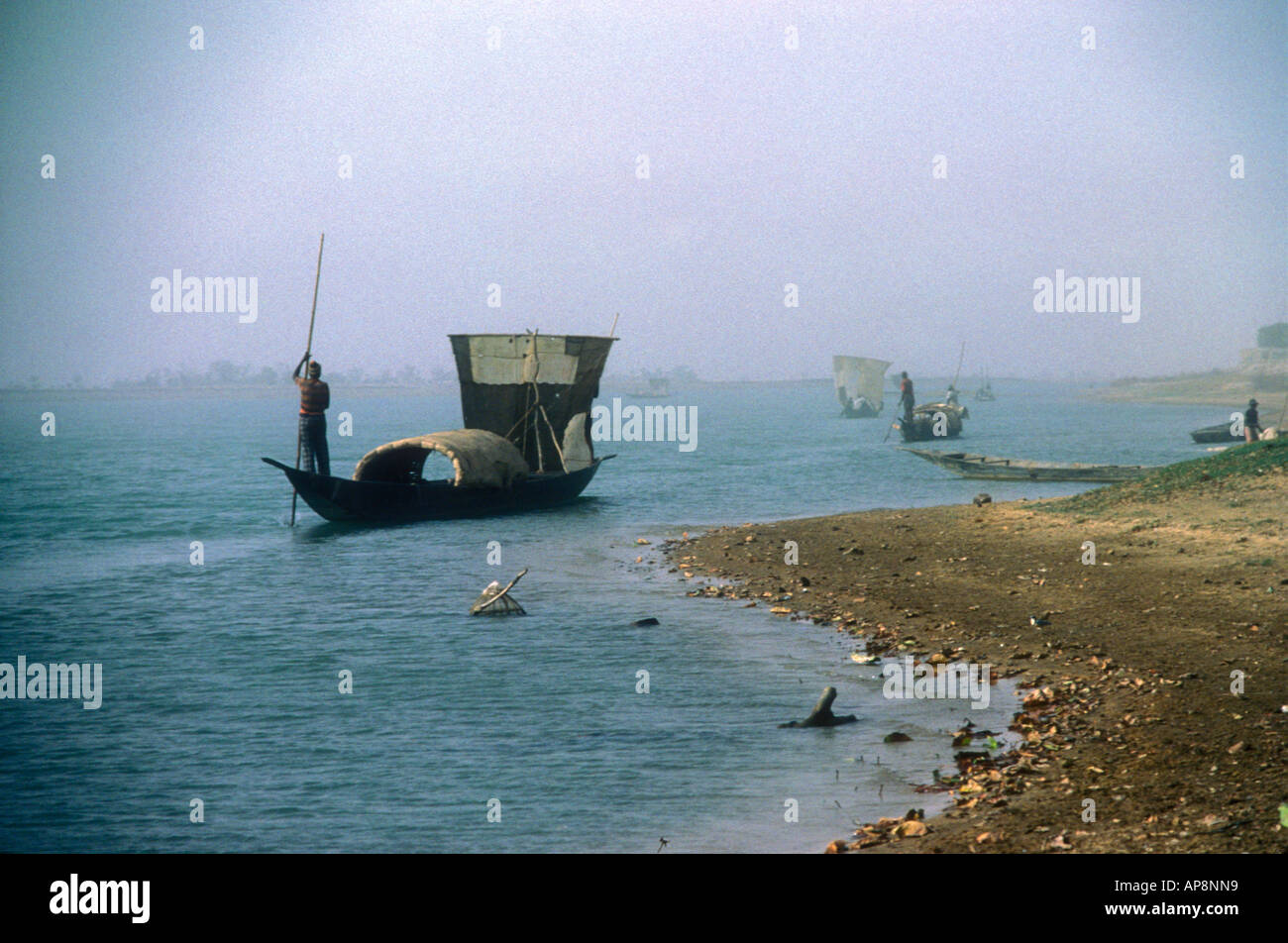 Traditionelle Segelboote ist Piroques am Fluss Niger in Mali A Angeln Korb im Vordergrund Stockfoto