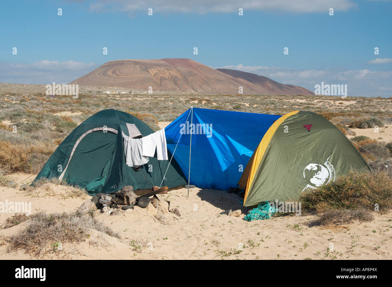 Zelten am Strand in der Nhe von Caleta del Sebo auf La Graciosa Insel in der  Nhe von Lanzarote auf den Kanarischen Inseln Stockfotografie - Alamy