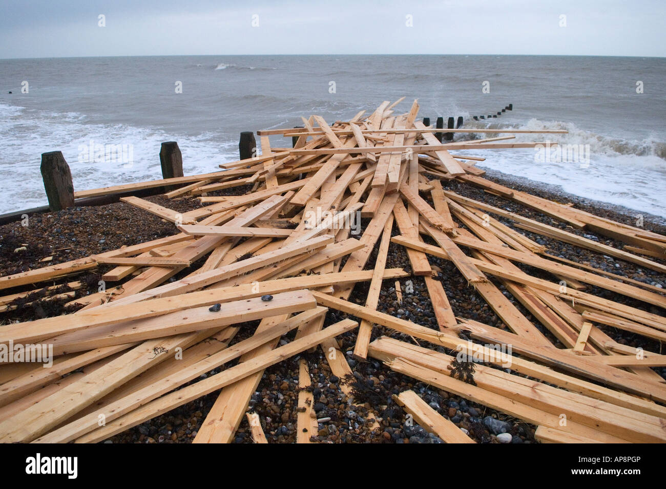 Strand Worthing West Sussex England Planken Holz fr Frachters "Ice Prince" die sank im rauen Wetter am 15. Januar 2008 Stockfoto