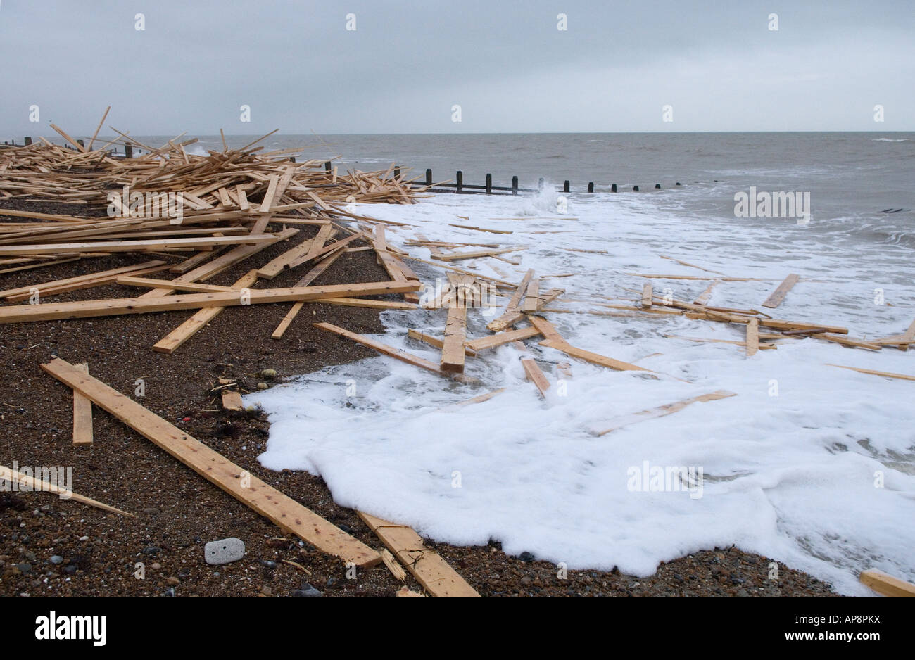 Strand Worthing West Sussex England Planken Holz fr Frachters "Ice Prince" die sank im rauen Wetter am 15. Januar 200 Stockfoto