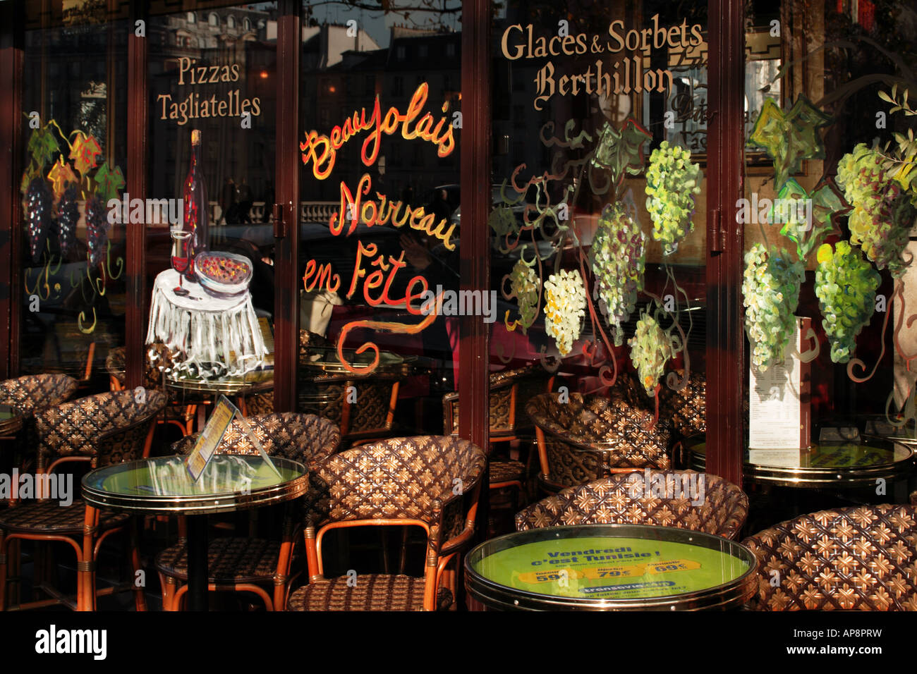 Die Jahreszeiten Beaujolais Nouveau auf dem Display in das Fenster der Paris Bar Restaurant im Bereich Île De La Cité von Paris Frankreich Stockfoto