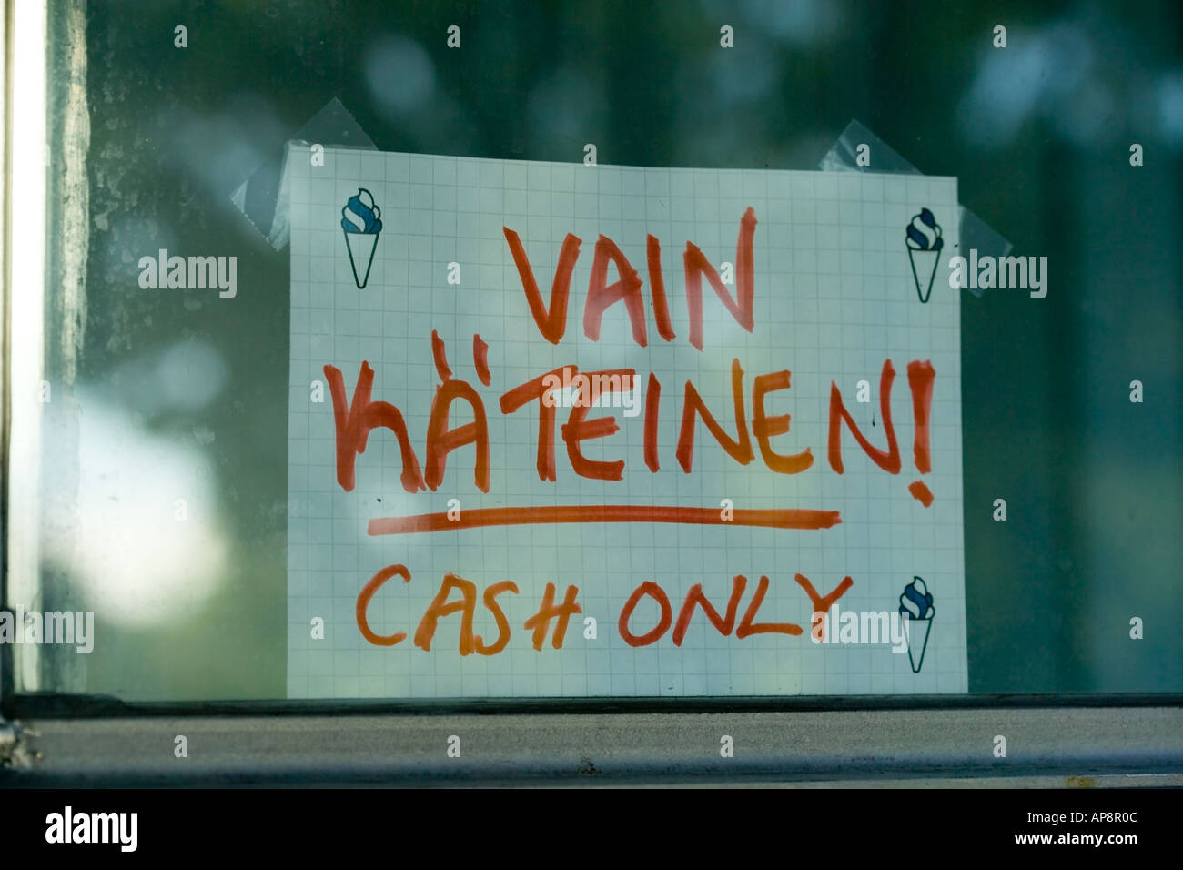 Bargeld nur handschriftliche Zeichen auf Kiosk-Fenster Stockfoto