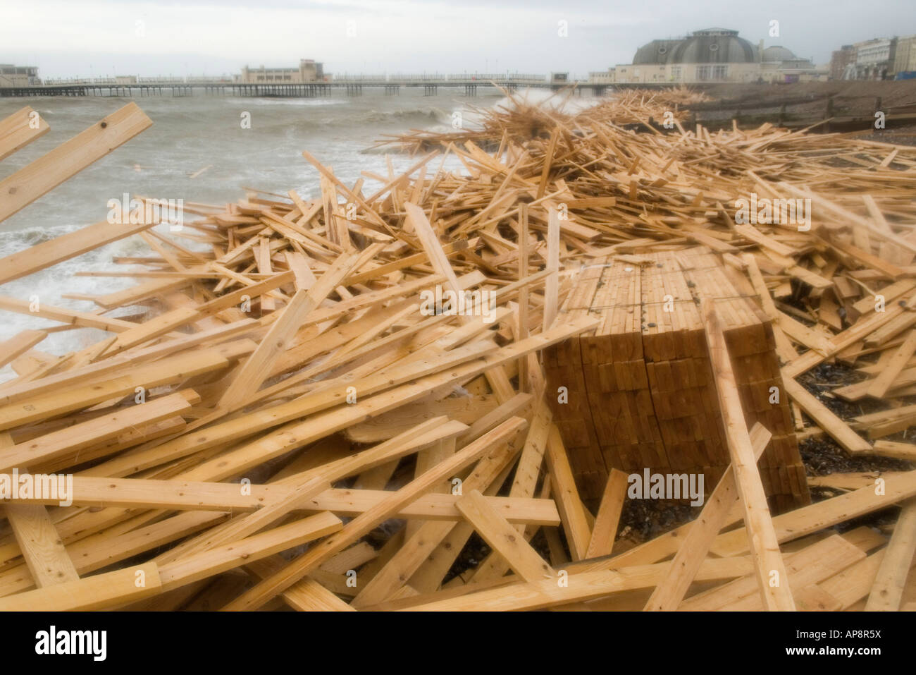 Strand Worthing West Sussex England Planken Holz von Frachter "Ice Prince", die bei rauem Wetter am 15. Januar 2008 sank Stockfoto
