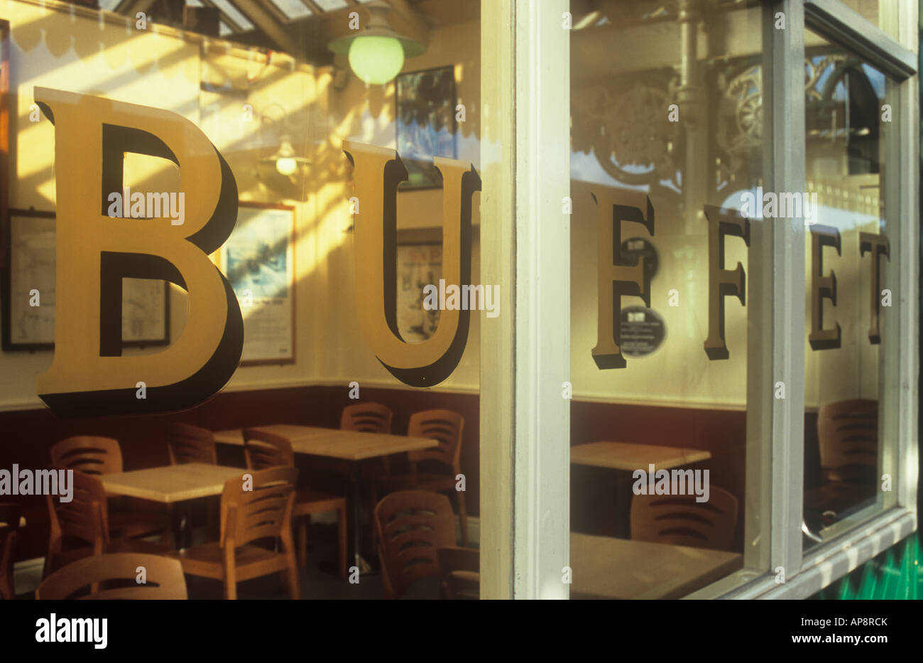 Detail-Suche in außerhalb Bahnhofscafé mit Plakaten, Tisch und Stühlen und Gold Buchstaben unter Windows unter Angabe BUFFET Stockfoto