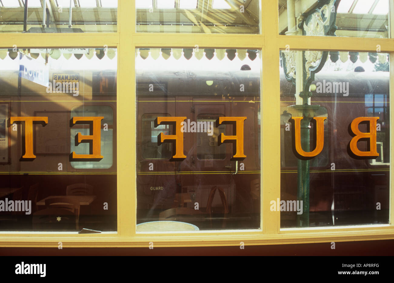 Blick vom innerhalb Bahnhofscafé Plattform Schiene und Wagen durch Fenster mit Buchstaben in umgekehrter BUFFET Stockfoto