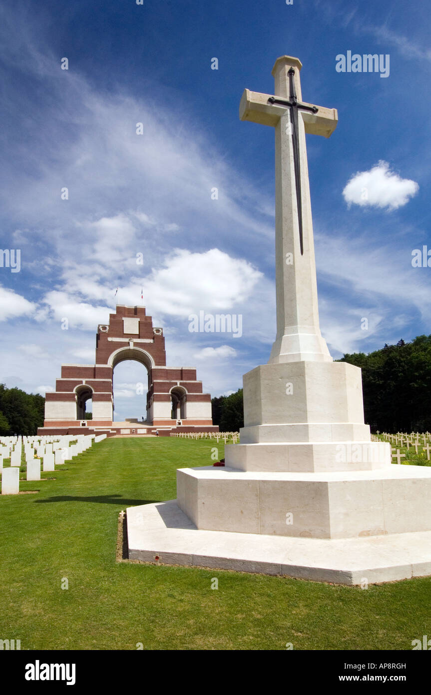 Kreuz des Opfers auf dem Friedhof an der Rückseite des Thiepval-Denkmal, das Fehlen des 1. Weltkrieges an der Somme, Frankreich Stockfoto