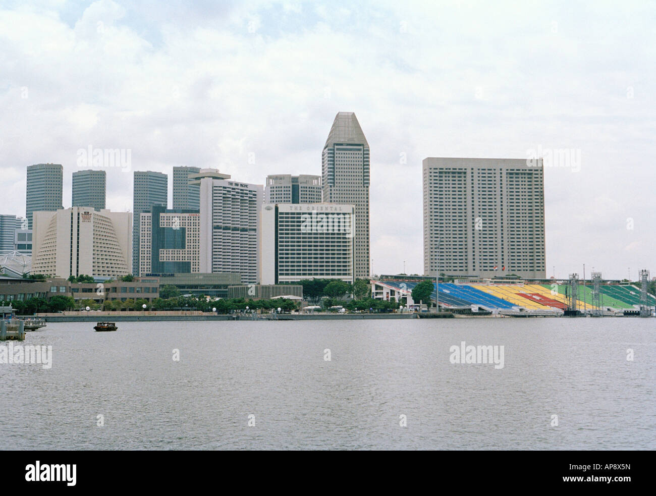 Watefront Blick auf Marina, Marina Promenade, Mandarin Oriental Hotel und Suntec City Mall an einem bewölkten Tag; Singapur Stockfoto