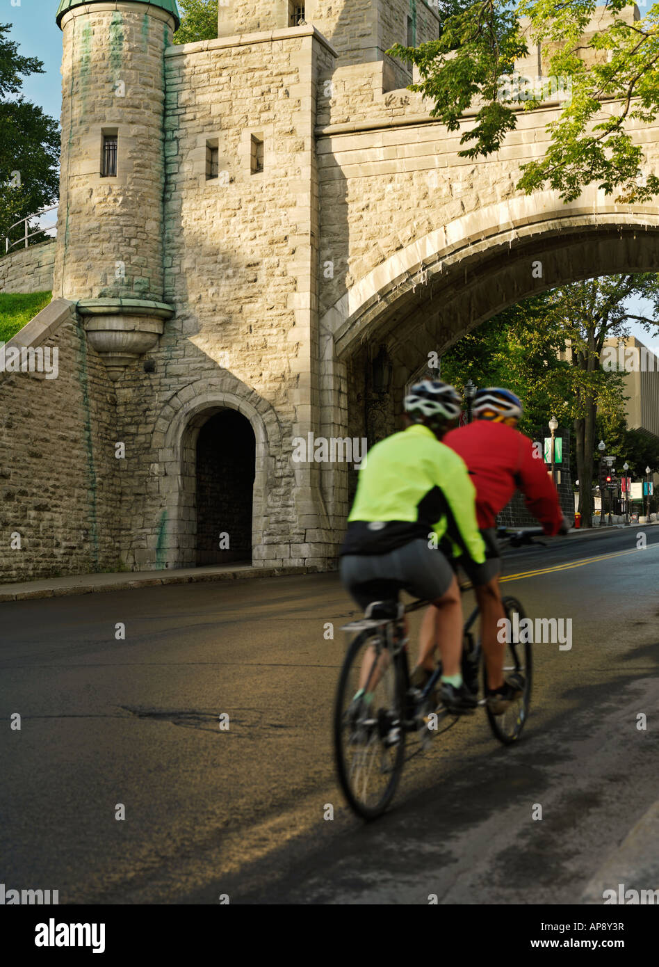 Kanada, Québec, Québec (Stadt), Radsportler, vorbei an der Porte Saint Louis Stockfoto