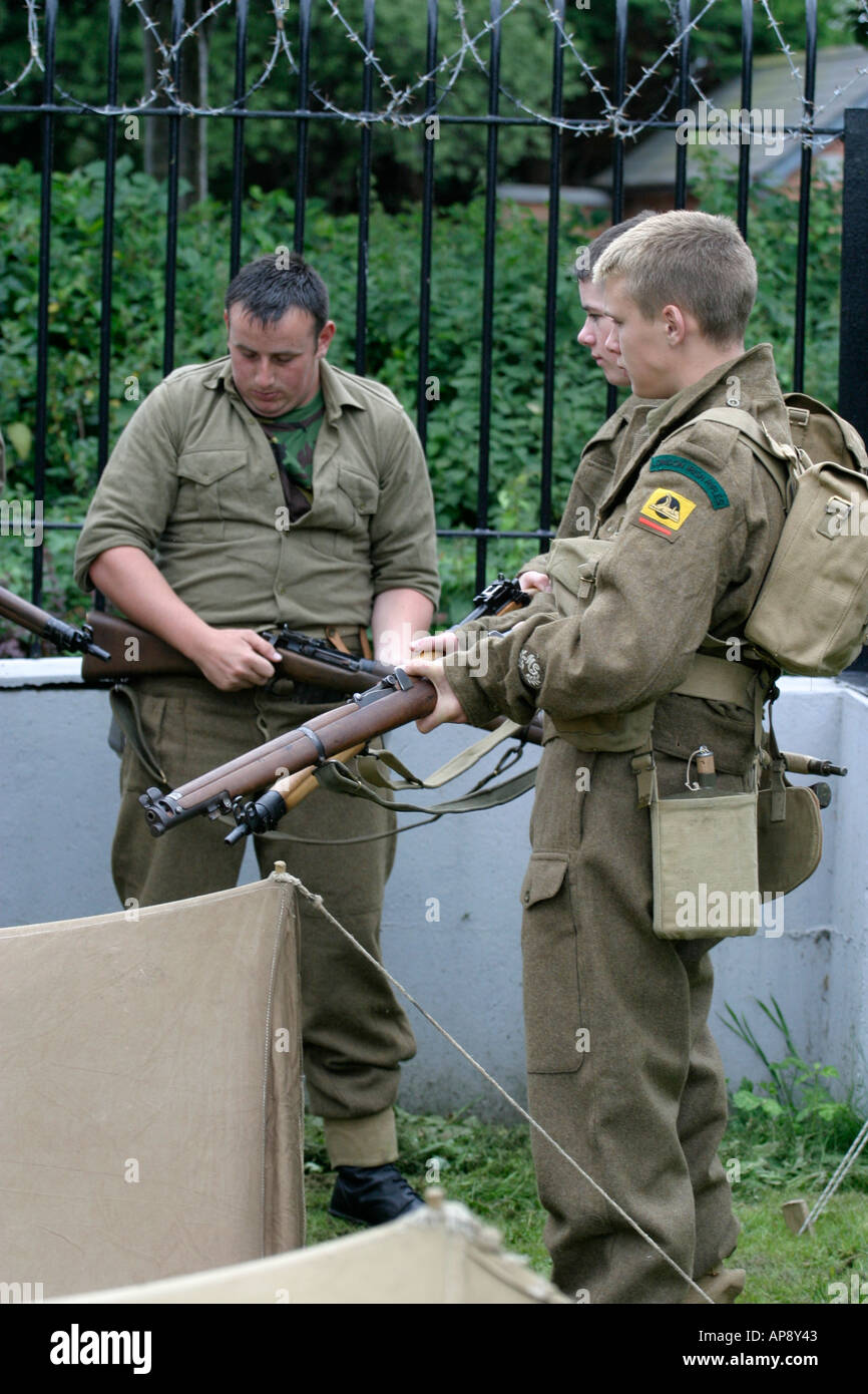 Reinactors in London irish Rifles einheitliche Bühne Gewehr Bohrer bei Grey Point Fort Helens Bay County, Northern Ireland Stockfoto