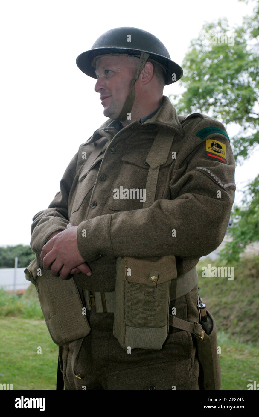 Reinactor im Kleid von London irish Rifles Weltkrieg 2 WW2 Uniform bei Grey Point Fort Helens Bay County Down Northern Ireland Stockfoto