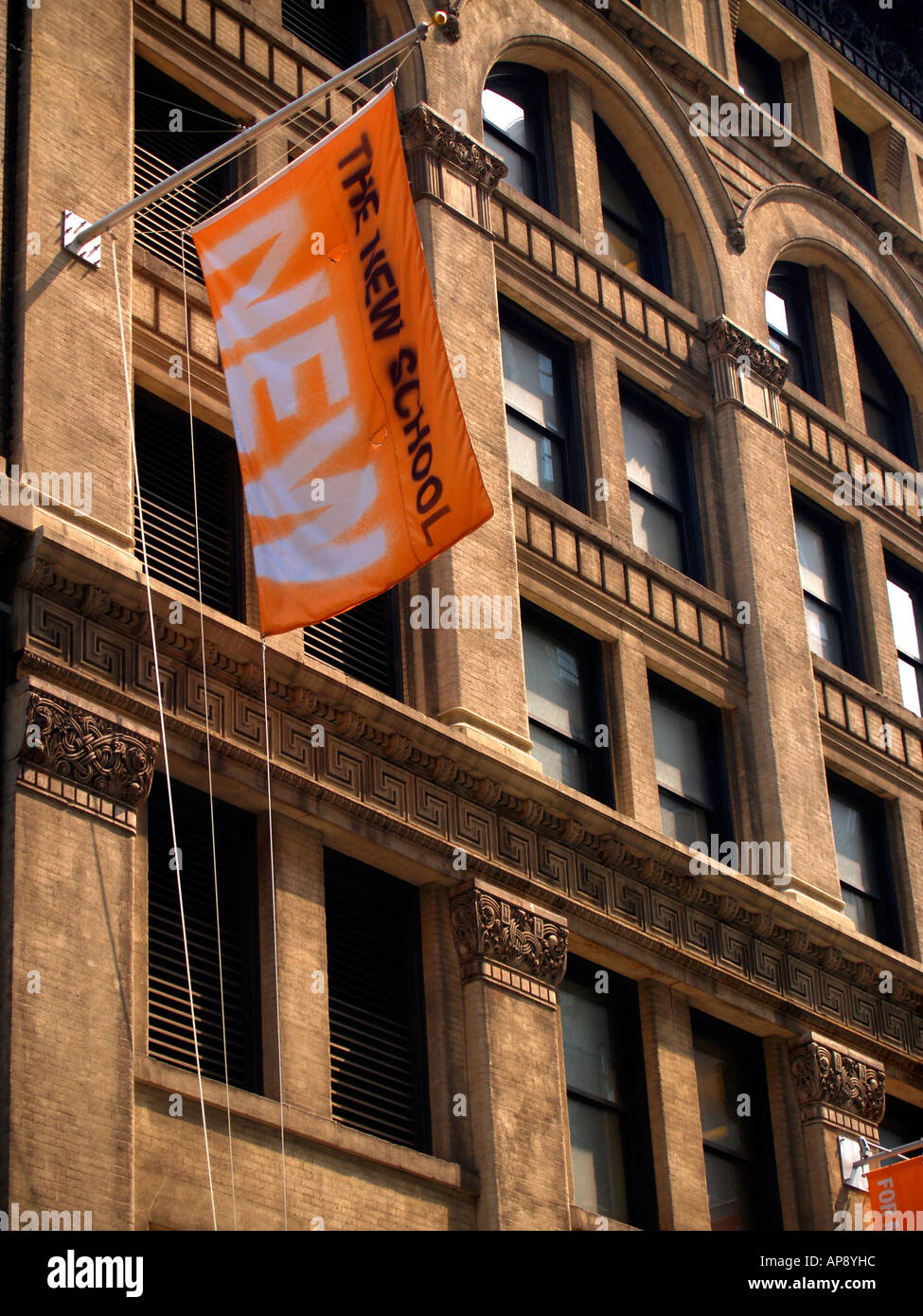 Orange "The New School" Flagge auf der Außenseite eines der Gebäude der New Yorker New School University. Stockfoto