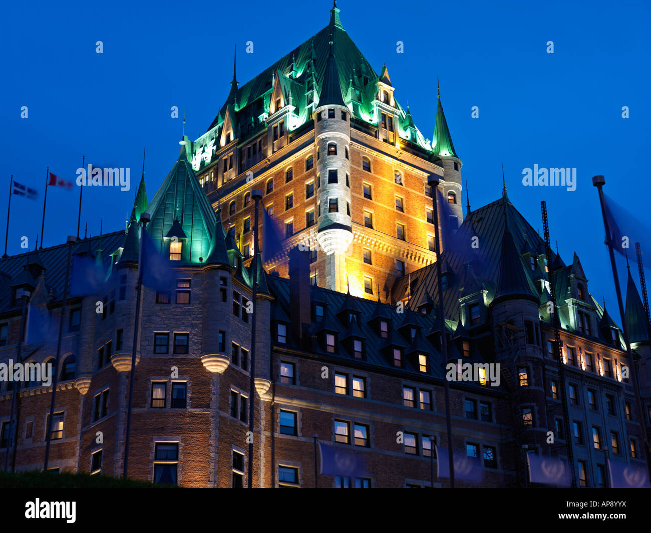 Kanada Quebec Quebec City Chateau Frontenac bei Einbruch der Dunkelheit beleuchtet Stockfoto