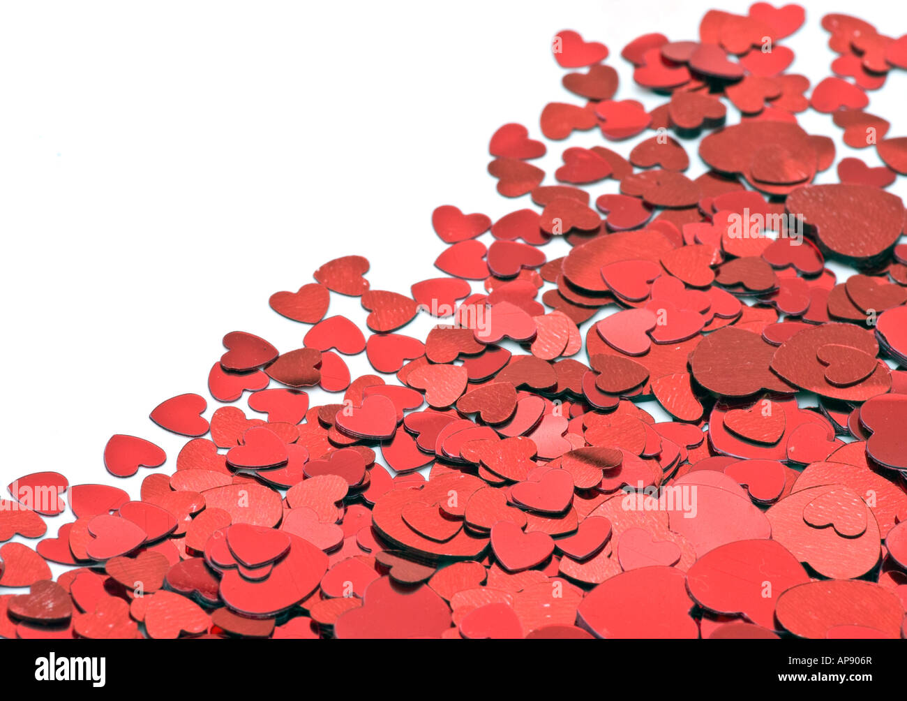 viele kleine rote glänzende Lovehearts zum Valentinstag Stockfoto