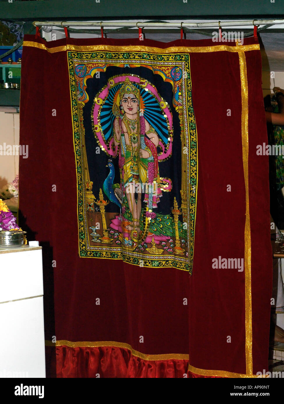 Vorhang mit Bild des Hindu-Gottes Murgan über dem Eingang zum Inner Sanctum neue Malden Murgan Tempel Stockfoto Vorhang mit Bild des Hindu-Gottes Murgan über dem Eingang zum Inner Sanctum neue Malden Murgan Tempel Stockfoto