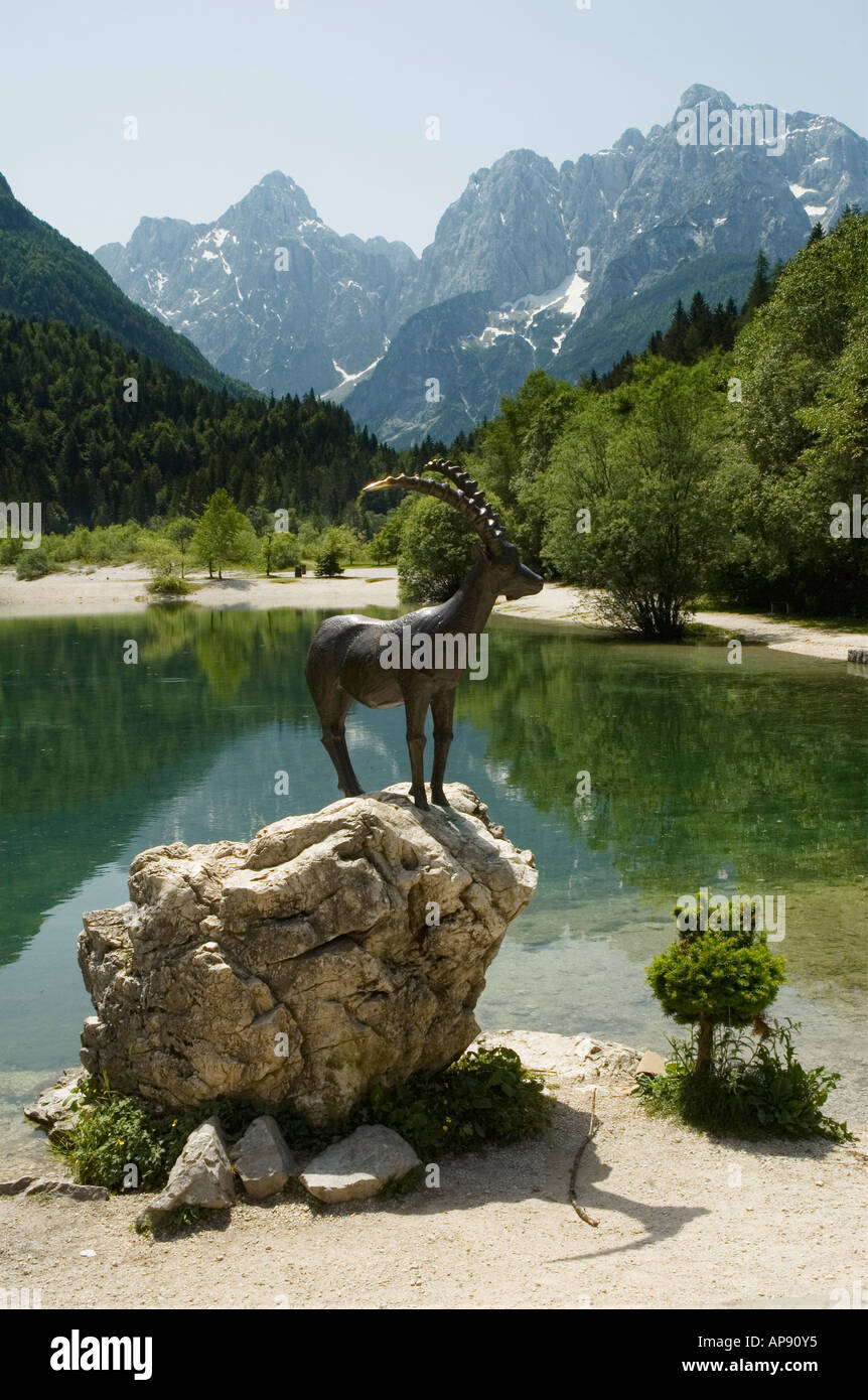 Statue mit den Gipfeln Prisojnik Prisank und Razor vom Jasna-See in der Nähe von Kranjska Gora Slowenien Stockfoto