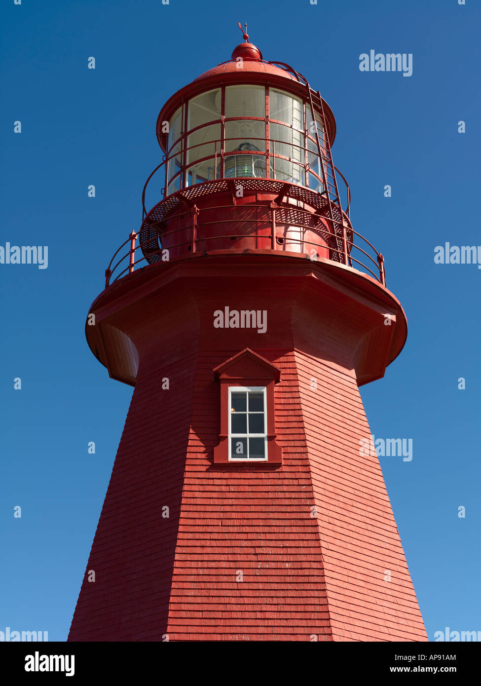 Kanada-Quebec Gaspesie La Martre Leuchtturm vor blauem Himmel rot lackiert Stockfoto