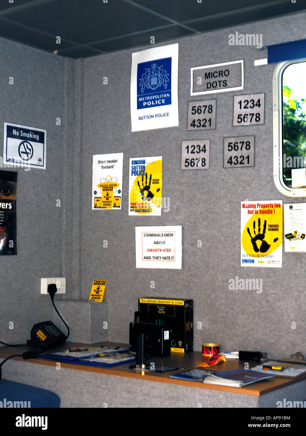 Im Inneren Polizei Mobilteil Prävention von Diebstahl Home Security Stockfoto