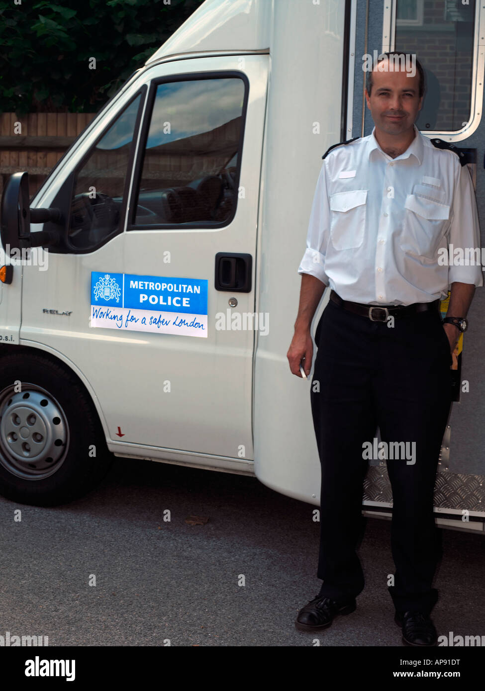 Polizeiliche Mobilteil Prävention von Diebstahl Home Security Police Officer Stockfoto