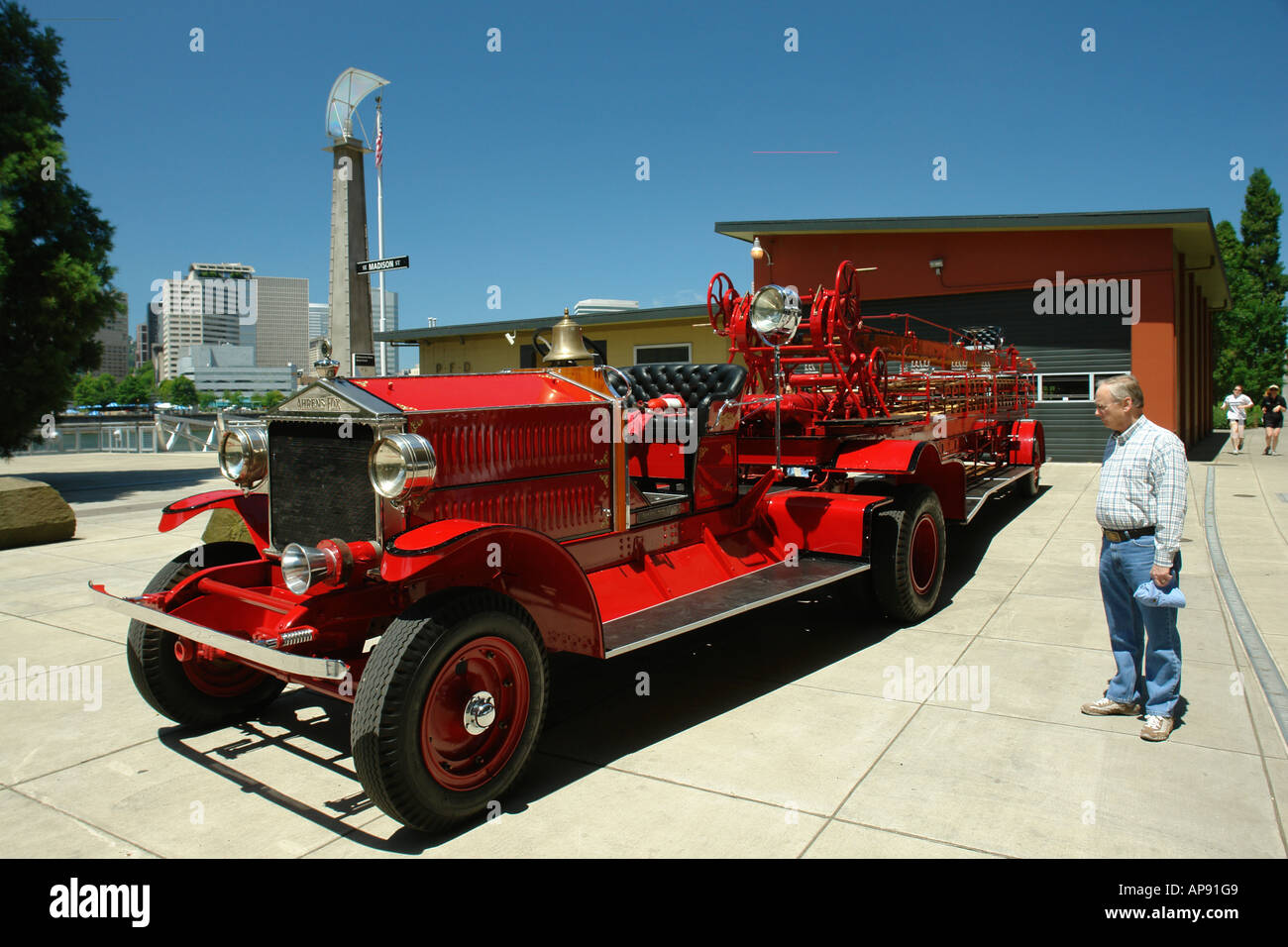 AJD52010, Portland, OR, Oregon, Feuerwache, antike rote Feuerwehrauto Stockfoto