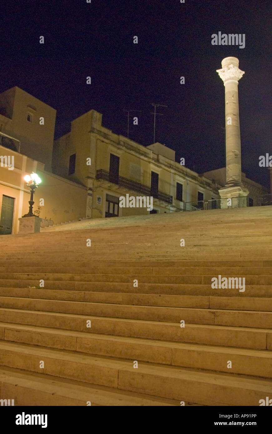 Brindisi, Apulien die römische Säule durch den inneren Hafen. Stockfoto