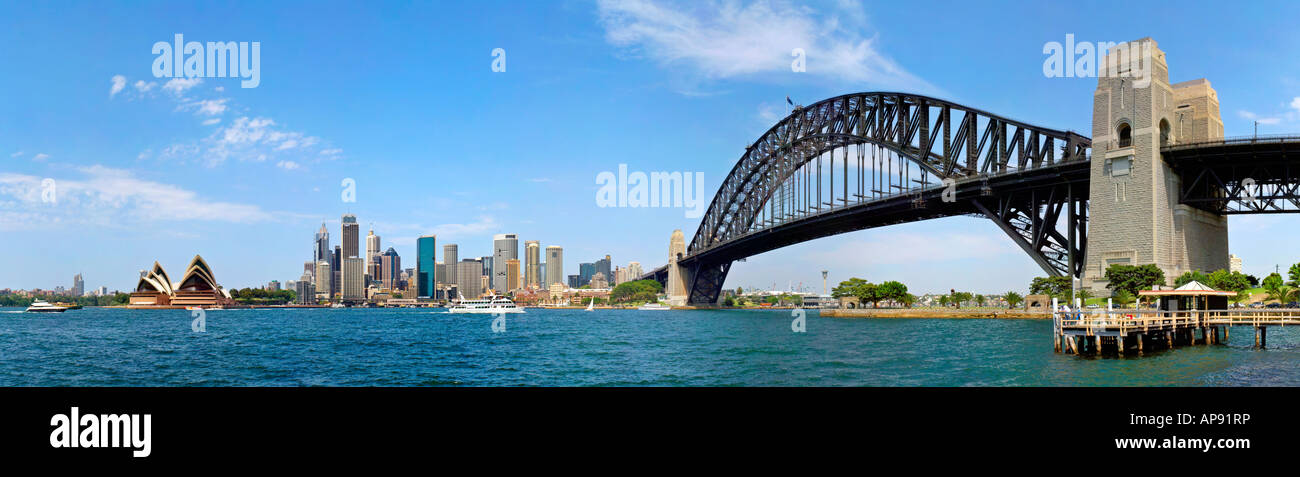 Sydney Harbour mit Skyline der Stadt und die Sydney Harbour Bridge. Hochauflösende panorama Stockfoto
