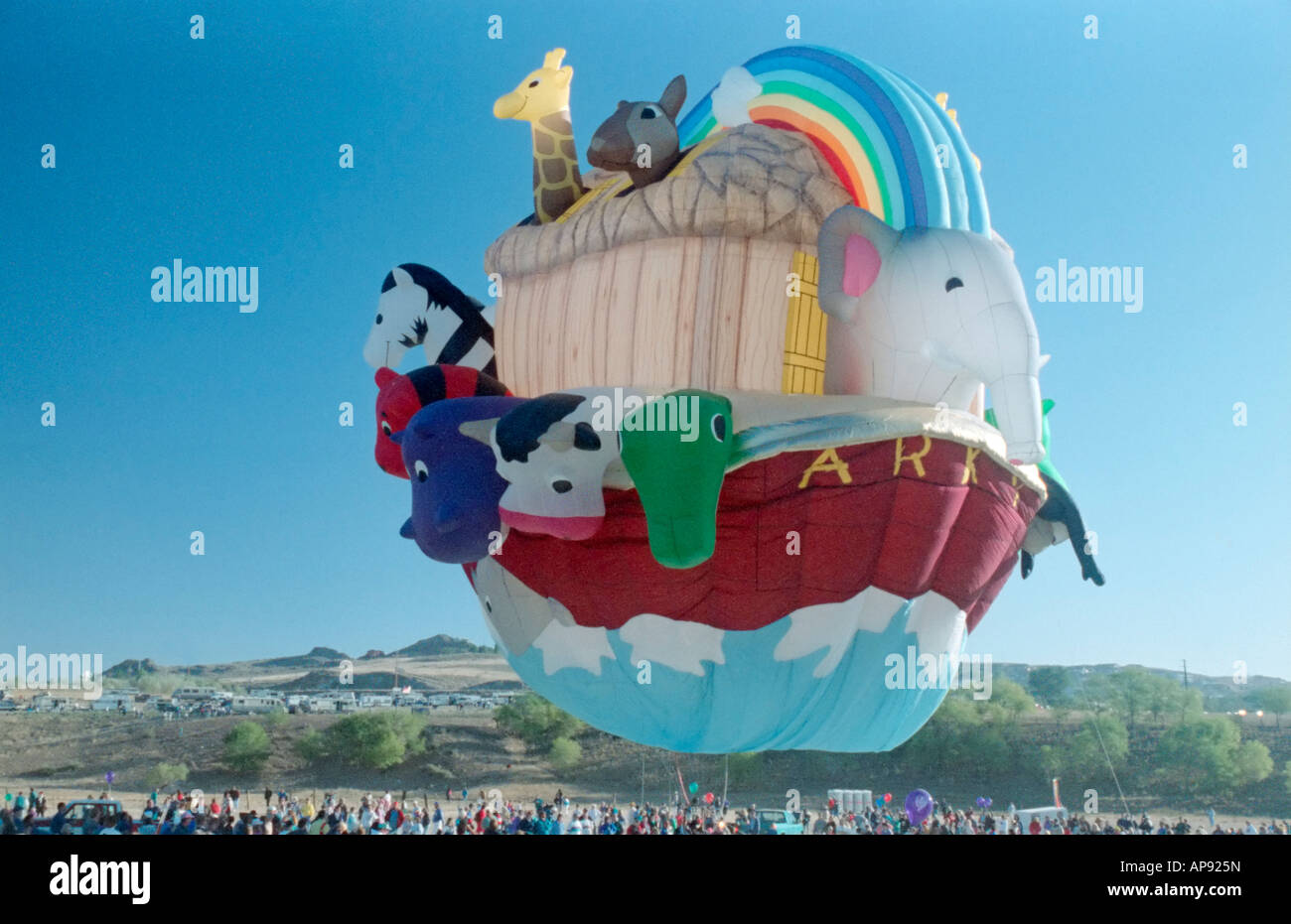 Heißluftballon in einen blauen Himmel-Karikatur der "Arche Noah" Stockfoto