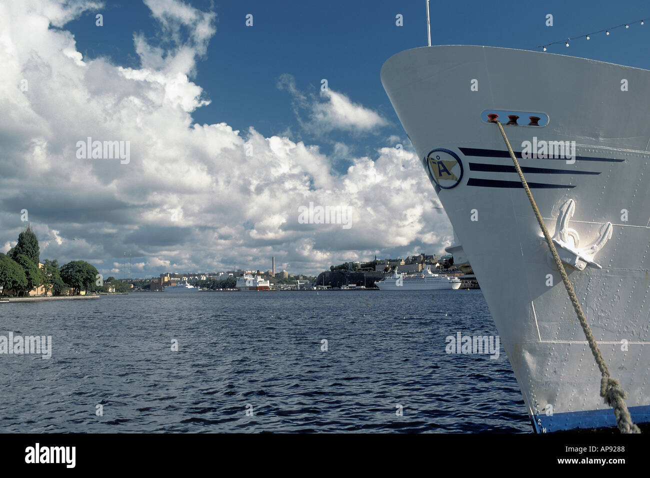 Geschwollene Wolken hängen über den Salzsee oder Saltsjön in Stockholm Schweden, wo die Fähren Finnland heute Reisen th andocken Stockfoto