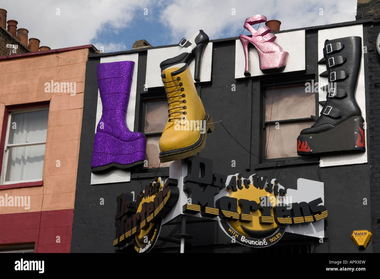 Große Schuhe hängt über einem Geschäft in Camden Market, London Stockfoto