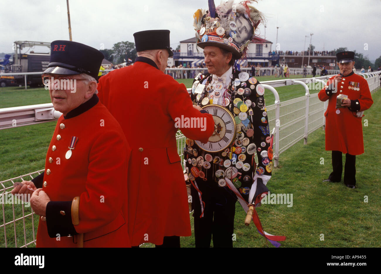 Ein exzentrischer britischer Mann, der seine Sammlung von Pin-Button-Abzeichen trägt, spricht mit einer Gruppe von Chelsea Pensioners Royal Ascot um die 1995 1990er Jahre in Großbritannien Stockfoto
