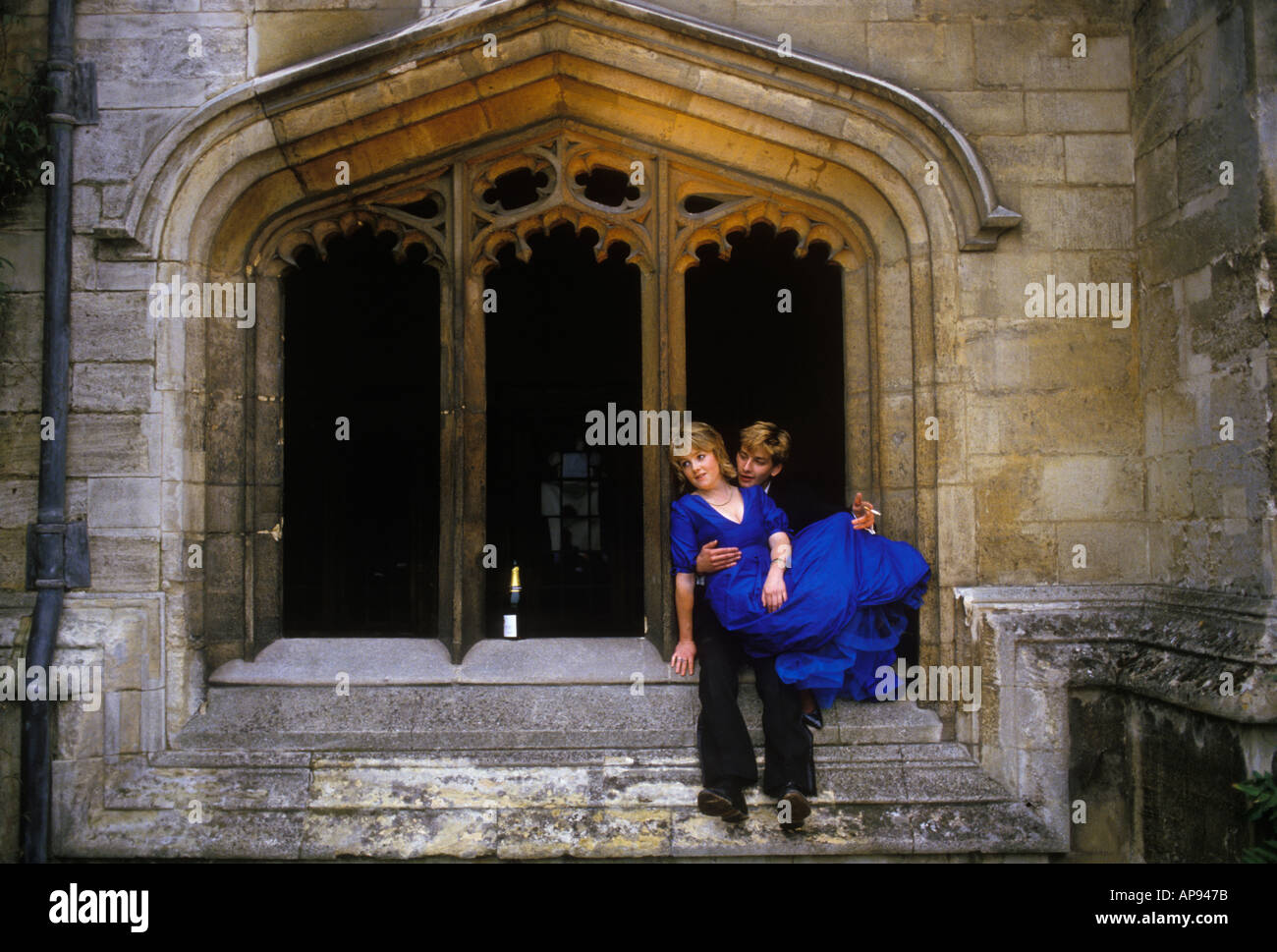 Studentenromantik. Studenten Magdalen College Oxford Ende des Jahres Mai Ball. Der Morgen nach der ganzen Nacht und immer noch verliebt 1980s UK HOMER SYKES Stockfoto