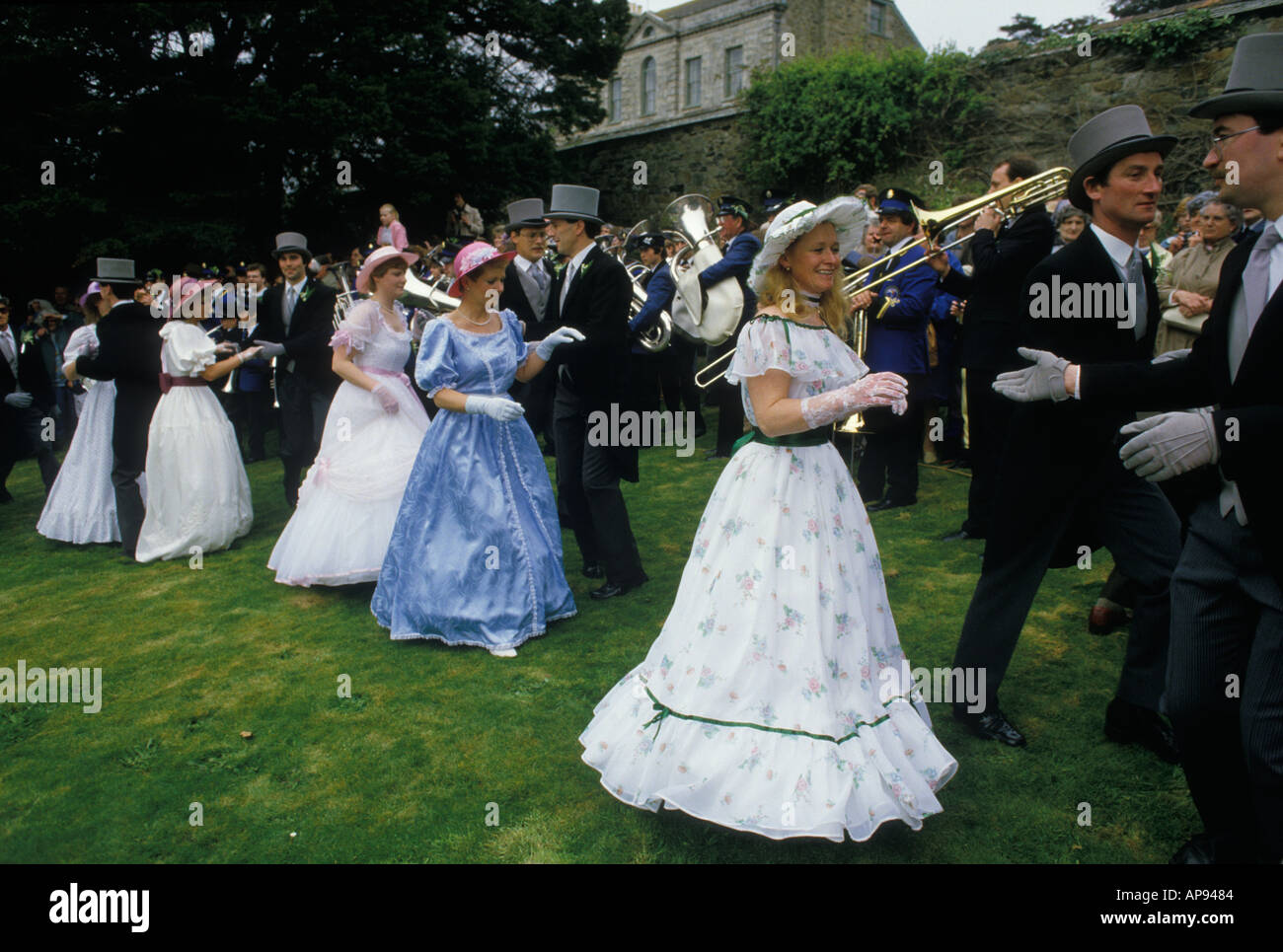 Helston Flora Day Cornwall, der Haupttanz am Mittag. Mai Festival eine jährliche Folklore-Veranstaltung. England Mai 1989 1980s UK HOMER SYKES Stockfoto