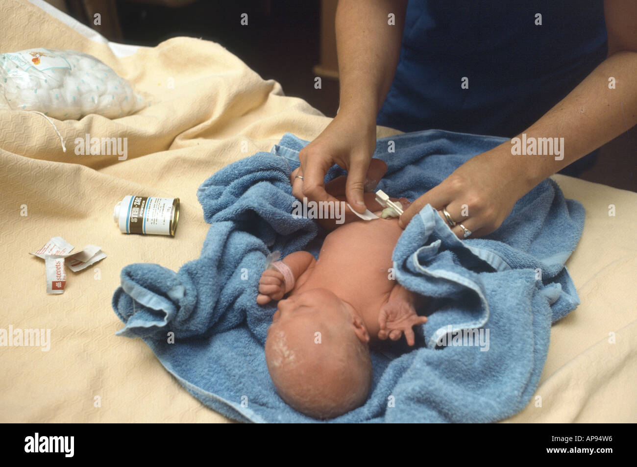 Hebamme Umblical Schnur Neugeborenen im Krankenhaus Reinigung Stockfoto