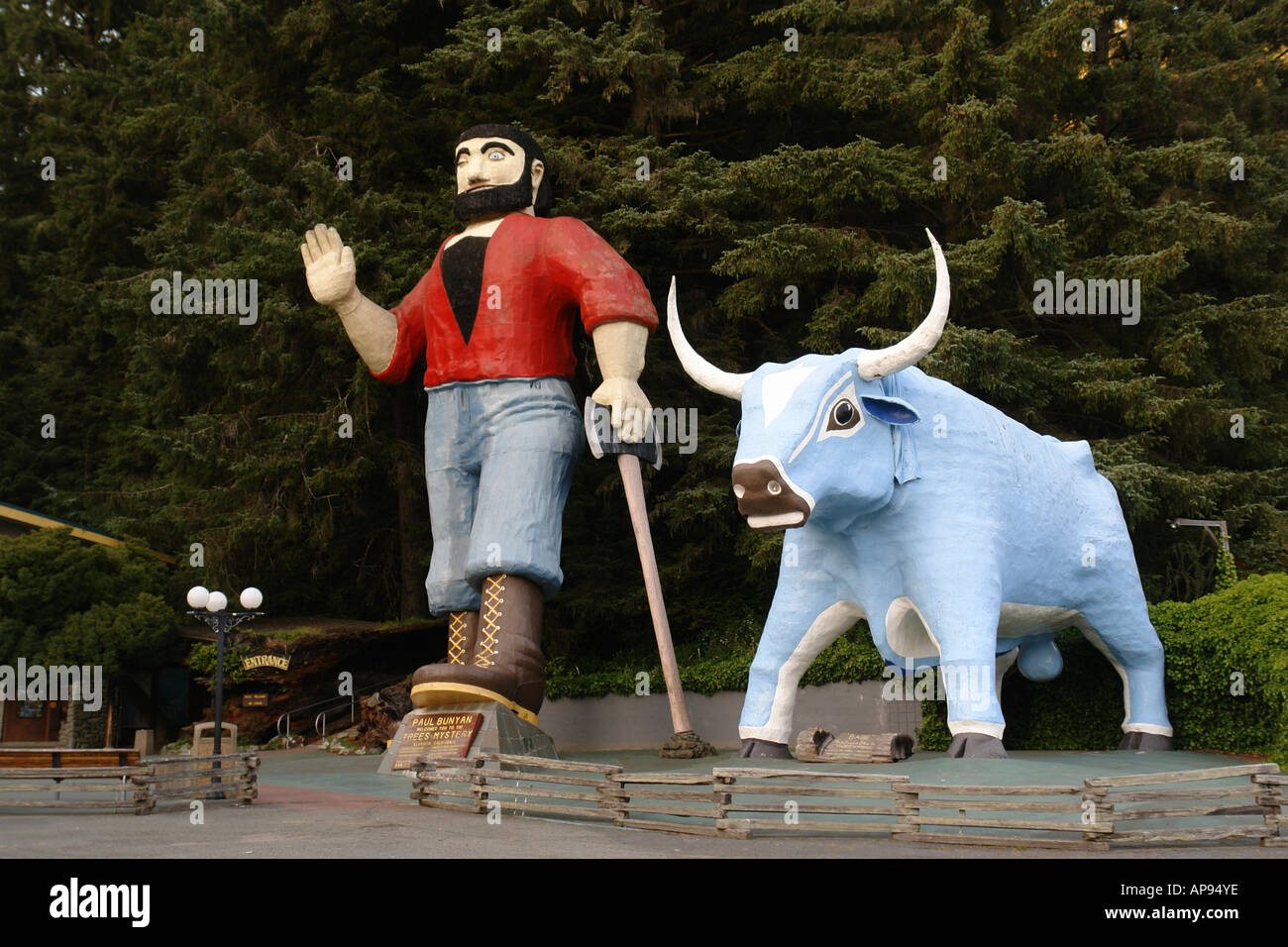 AJD51277, Klamath, CA, Kalifornien, Pazifik, Bäume of Mystery, Paul Bunyan und Babe die Blue Ox riesigen statue Stockfoto