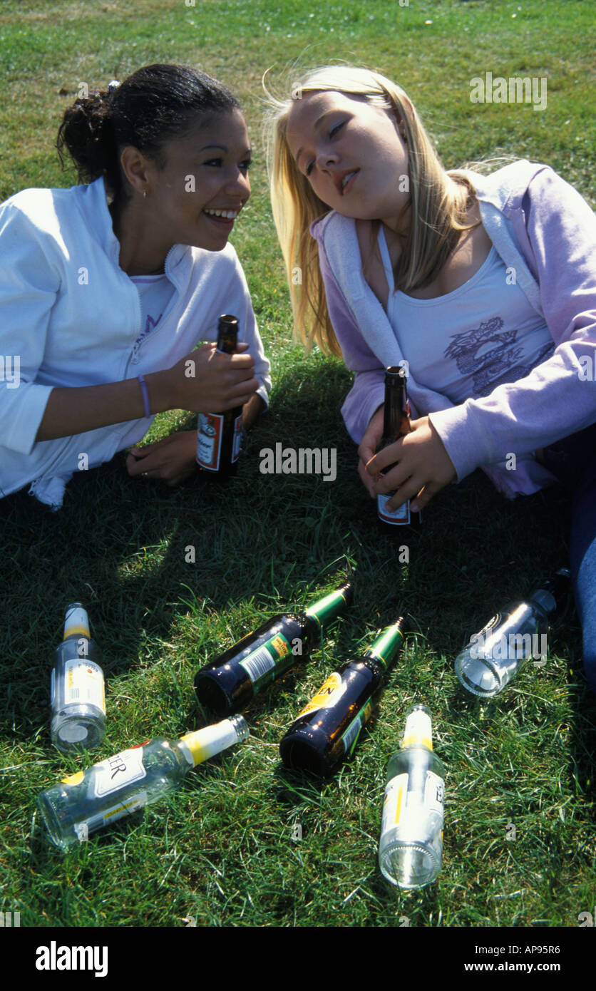Jugendliche und Alkohol Stockfoto