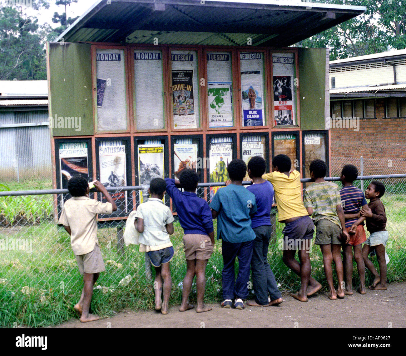Barfuß Kinder und Western-film Poster Papua New Guinea Stockfoto