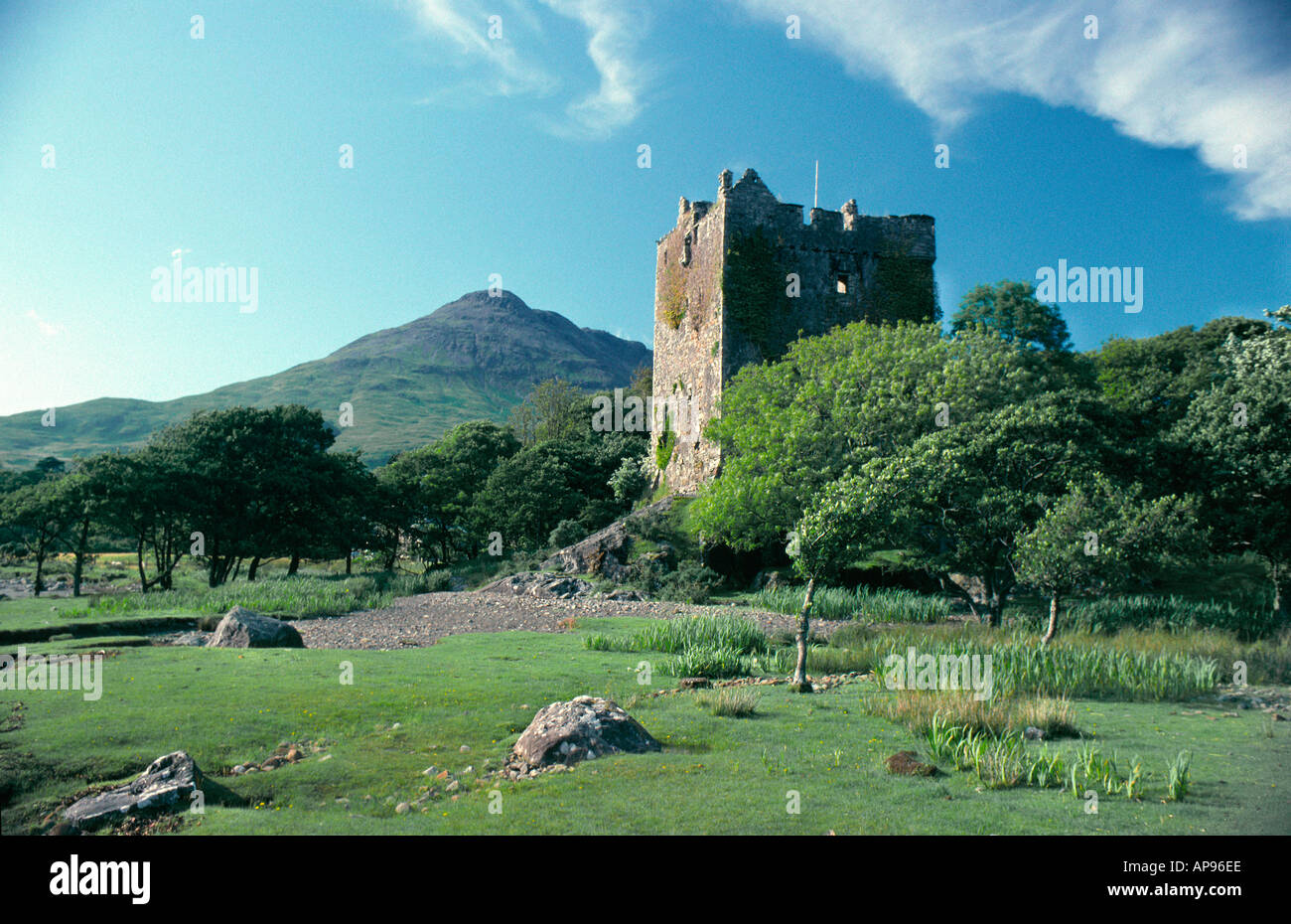Moy Castle Lochbuie Isle of Mull Schottland 14. Jahrhundert alten Sitz des MacLaines Lochbuie Ben Buie im Hintergrund Stockfoto