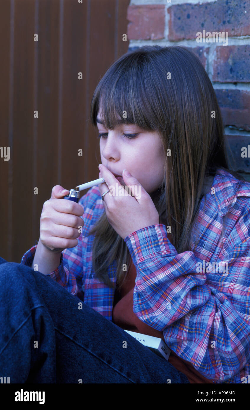 Schulmädchen raucht, heimlich eine Zigarette anzündet Stockfoto